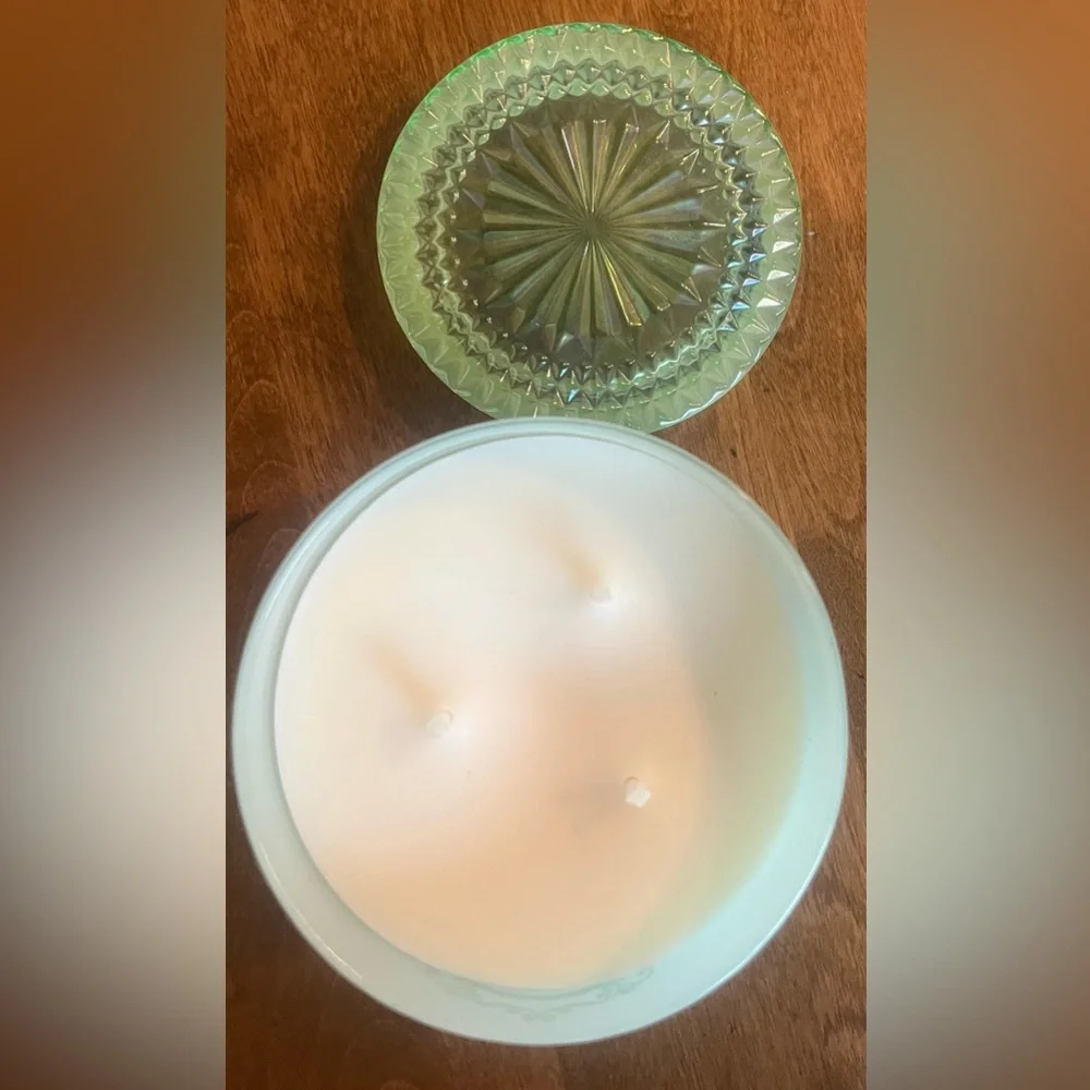 White Barn & BBW Scented Candle - Springtime in Paris Limited Edition 3 Wick NEW - Picture 3 of 3